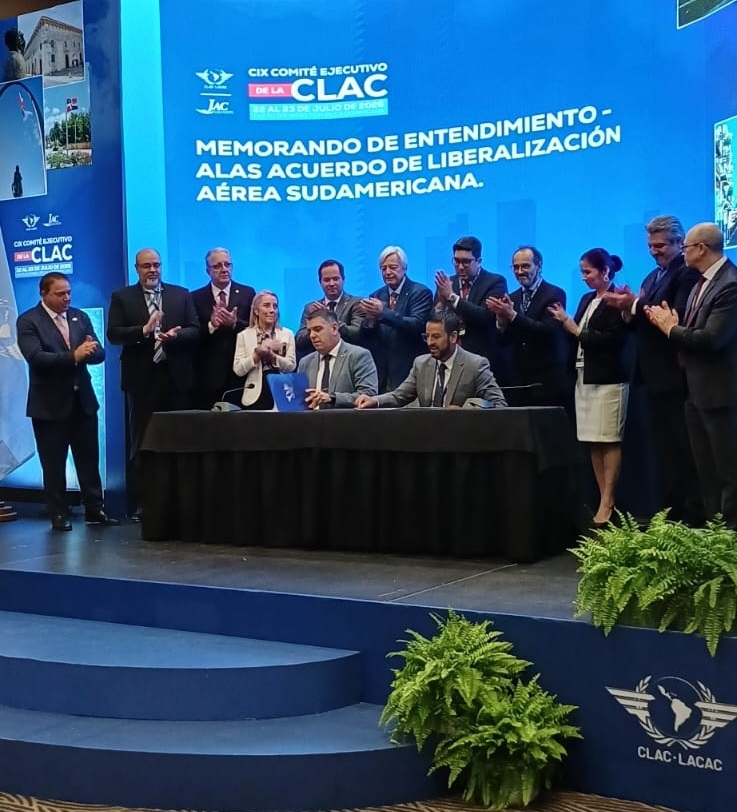 Integrantes del CIX Comité Ejecutivo de la CLAC durante la firma de adhesión de Uruguay al proyecto ALAS de Cielos Únicos Sudamericanos