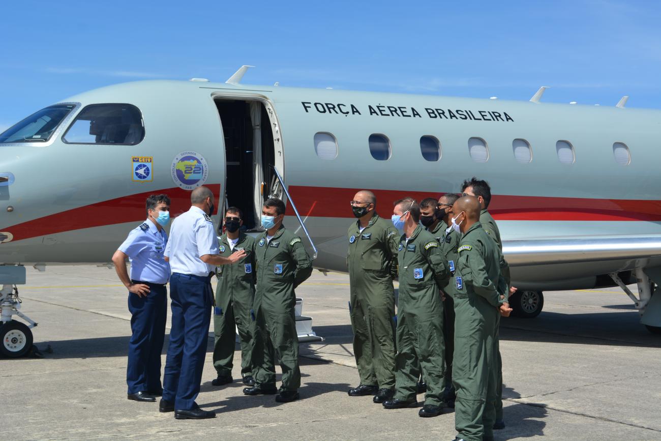 Aeronave de inspección en vuelo brasileña chequea ayudas a la navegación aérea.